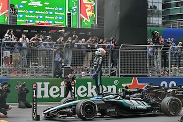 El piloto italiano de Mercedes, Kimi Antonelli, celebra su victoria tras el Gran Premio de China de Fórmula 1 en el Circuito Internacional de Shanghái.