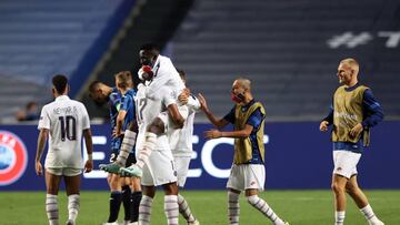 Lisbon (Portugal), 12/08/2020.- Players of PSG celebrate at the end of the UEFA Champions League quarter final soccer match between Atalanta and Paris Saint-Germain in Lisbon, Portugal 12 August 2020. (Liga de Campeones, Lisboa) EFE/EPA/Rafael Marchante /