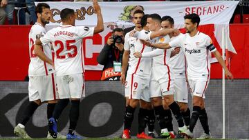 GRAFAND3411. SEVILLA, 20/02/2019.- Wissam Ben Yedder (c) del Sevilla, celebra con sus compa&ntilde;eros el 1-0 ante el Lazio en el partido de vuelta de dieciseisavos de final de la Liga Europa que los dos equipos juegan hoy en el estadio S&aacute;nchez Pi