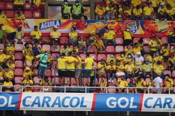 Los hinchas de la Selección Colombia acompañan al equipo en su partido ante Ecuador por las Eliminatorias Sudamericanas en el Metropolitano.