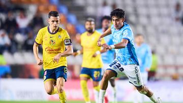 Elias Montiel (L) of America fights for the ball with Elias Montiel (R) of Pachuca during the Quarter-Final first leg match between Pachuca and America as part of the Liga BBVA MX, Torneo Clausura 2025 at Hidalgo Stadium on May 07, 2025 in Pachuca, Hidalgo, Mexico.