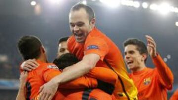 Iniesta abraza a Xavi tras el 1-2.