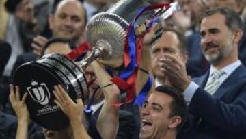 Iniesta y Xavi levantan la Copa del Rey.