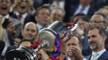 Iniesta y Xavi levantan la Copa del Rey.