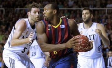 El jugador del FC Barcelona Joey Dorsey protege el balón ante Rudy Fernández  y Felipe Reyes.