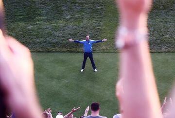 El golfista profesional belga, Nicolas Colsaerts, alentando a todo el público presente del Marco Simone Golf & Country Club de Roma.