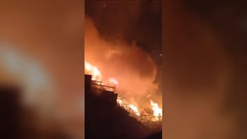 “Adiós, casita”: un hombre ve su hogar consumido por el incendio en Valparaíso y la escena conmueve a todo Chile