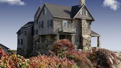 A 74-year-old woman enters a stranger’s house uninvited: her pets were buried in the garden