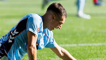Bryan Zaragoza se levanta del suelo durante el partido disputado ante el Getafe en Balaídos.