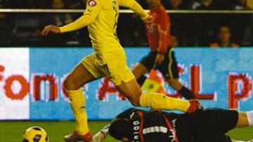 <b>ELÉCTRICO. </b>Nilmar, en el momento en que regateó a Andrés Palop para marcar el tanto del triunfo.