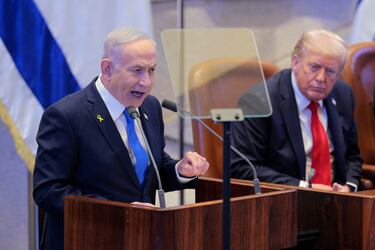 El primer ministro israelí, Benjamín Netanyahu, se dirige a la Knéset mientras el presidente estadounidense, Donald Trump, observa.