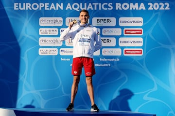 Kristof Milak, en el podio de los Europeos de Roma 2022.