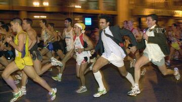 EFE/VALENCIA V.4 Valencia, 30/12/02.- Unos j&oacute;venes con chaqueta y corbata corren los primeros metros de la XIX San Silvestre de Valencia, que se ha celebrado esta tarde y en la que han participado mas de siete mil corredores. EFE/Manuel Bruque.