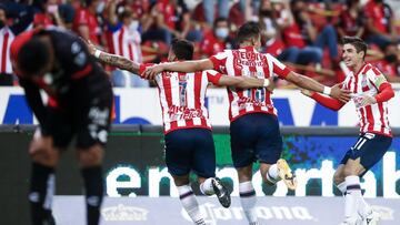 Jugadores de las Chivas festejan un gol en contra del Atlas.