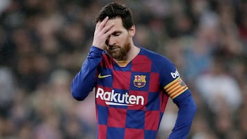 Leo Messi se lamenta tras una jugada durante un partido con el FC Barcelona.