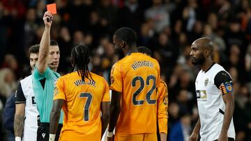 VALENCIA, 03/01/2024.- El colegiado Soto Grado muestra tarjeta roja al delantero brasileño del Real Madrid, Vinicius Junior (i), durante el encuentro correspondiente a la jornada 12 de Laliga EA Sports que disputan hoy viernes Valencia y Real Madrid en el estadio de Mestalla, en Valencia. EFE / Biel Aliño.