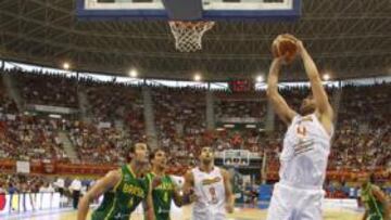 <b>AYUDANDO EN EL REBOTE. </b>Fernando San Emeterio (10 puntos y dos rebotes) captura un balón ante la mirada de Murilo Rosa y Marcelo Machado.