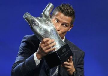 Cristiano recibe el premio al Mejor Jugador de Europa