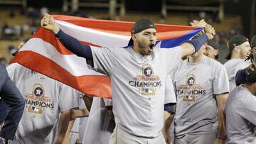 LAX01. LOS &Aacute;NGELES (EE.UU.), 01/11/2017.- Carlos Correa (c-i) de los Astros de Houston celebra el triunfo de su equipo al termino del s&eacute;ptimo y definitivo juego de la Serie Mundial de las Grandes Ligas (MLB) de b&eacute;isbol disputado entre los Dodgers de Los &Aacute;ngeles y los Astros de Houston hoy, mi&eacute;rcoles 1 de noviembre de 2017, en el estadio Dodger de Los &Aacute;ngeles, California (EE.UU.). Los Astros ganaron 4 de los 7 encuentros. EFE/MIKE NELSON