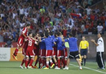 Armenia celebra uno de sus dos goles. 