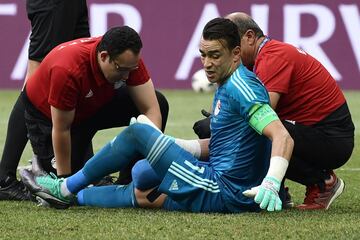 Essam El Hadary recibe atenci¨®n m¨¦dica.