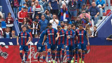 Jugadores del Levante celebran un gol con su afici&oacute;n. 