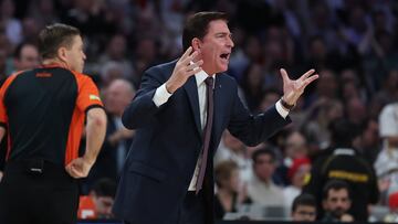 MADRID, 16/01/2026.- El entrenador del Barcelona, Xavi Pascual, durante el encuentro correspondiente a la temporada regular de la Euroliga entre el Real Madrid y el Barcelona en Madrid. EFE/ Kiko Huesca