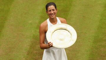 LONDON, ENGLAND - JULY 15: Garbine Muguruza of Spain celebrates victory with the trophy after the Ladies Singles final against Venus Williams of The United States on day twelve of the Wimbledon Lawn Tennis Championships at the All England Lawn Tennis and Croquet Club at Wimbledon on July 15, 2017 in London, England. (Photo by Clive Brunskill/Getty Images)