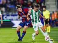 Kortajarena y Genaro pugnan por un balón.