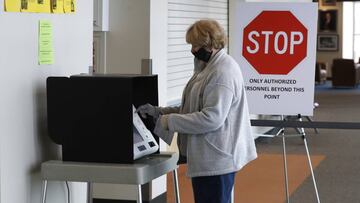 Deborah Watts emitiendo su voto en el Warren City Hall, Michigan. Mayo 05, 2020.