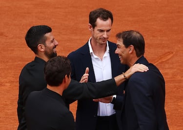 Roger Federer, Novak Djokovic y Andy Murray acompañan a Rafa Nadal durante su homenaje. 