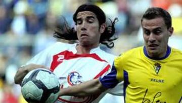 <b>LUCHA. </b>Yuma trata de arrebatar el balón a Abraham durante el partido ante el Cádiz.