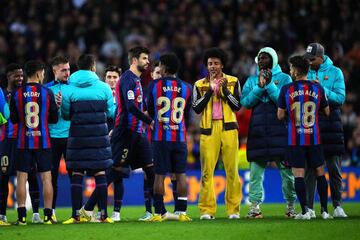 Homenaje a Piqué después del partido.
