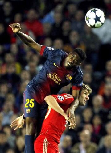 El delantero del Bayern Múnich Thomas Müller (d) lucha un balón con el centrocampista camerunés del F.C. Barcelona Alexandre Song.