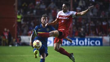 BUENOS AIRES, ARGENTINA - MAY 19: Gabriel Hauche of Argentinos Juniors fights for the ball with Julio Buffarini of Boca Juniors during a first leg semifinal match between Argentinos Juniors and Boca Juniors as part of Copa de la Superliga 2019 at Estadio Autocredito Diego Armando Maradona on May 19, 2019 in Buenos Aires, Argentina. (Photo by Marcelo Endelli/Getty Images)