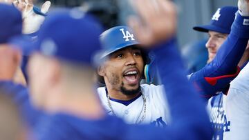 Los Angeles (Usa), 24/06/2023.- Los Angeles Dodgers Mookie Betts is greeted by teammates after hitting a home run during the first inning of the Major League Baseball (MLB) game between the Houston Astros and the Los Angeles Dodgers at Dodger Stadium in Los Angeles, California, USA, 23 June 2023. (Estados Unidos) EFE/EPA/CAROLINE BREHMAN
