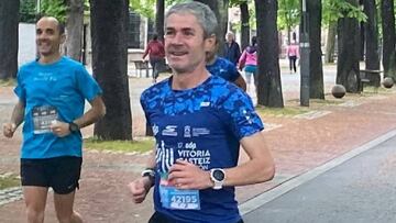 Martín Fiz sale a correr por las calles de Vitoria.
