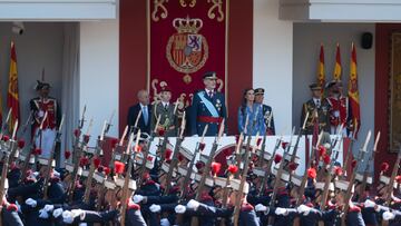 La Guardia Real pasa por la tribuna real durante el desfile del 12 de octubre 'Día de la Fiesta Nacional', en la plaza de Cánovas del Castillo, a 12 de octubre de 2023, en Madrid (España). Los actos comienzan con el izado de la bandera nacional y el homenaje a los que dieron su vida por España, al que siguen los desfiles aéreo y terrestre de distintas unidades en los que participan 4.177 militares. Este año, es el primero en el que una mujer despliega la bandera en paracaídas. El desfile cambia de recorrido y la Tribuna Real pasa a situarse en la Plaza de Neptuno. Además, Leonor de Borbón, inmersa en su formación militar como dama cadete, viste de uniforme tras dos años de ausencia por sus estudios en Gales.
12 OCTUBRE 2023;PRINCESA DE ASTURIAS;REYES;12 DE OCTUBRE;DESFILE
Alberto Ortega / Europa Press
12/10/2023