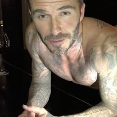 David Beckham hace flexiones sobre un piano por una buena causa