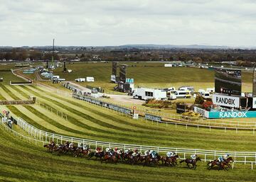 Los jinetes durante el Aintree Grand National.