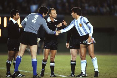 Derrota de la gran Argentina de Menotti en la fase de grupos del Mundial que se jugó en tierra nacional en 1978. Aquél combinado albiceleste terminó alzándose con el Mundial en el Monumental de Buenos Aires. En aquella selección estaban jugadores históricos como Mario Alberto Kempes, Passarella, Ardiles… Como curiosidad, Diego Armando Maradona fue llamado en la prelista cuando apenas tenía 17 años, pero finalmente César Luis Menotti lo dejó fuera de la lista definitiva. El ‘10’ afirmaría más tarde que fue uno de los momentos más amargos de su carrera. En la foto, los capitanes Dino Zoff y Daniel Passarella antes del inicio del encuentro.