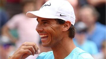 Rafa Nadal sonriendo durante un partido.