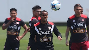 LIM01. LIMA (PER&Uacute;), 02/10/2017.- El jugador de la selecci&oacute;n peruana Andr&eacute; Carrillo (c) controla el bal&oacute;n durante un entrenamiento general hoy, lunes 2 de octubre del 2017, en las instalaciones de la Villa Deportiva Nacional (Vi