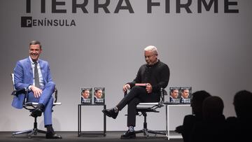 El presidente del Gobierno, Pedro Sánchez (i) y el presentador de televisión y moderador del evento, Jorge Javier Vázquez (d), durante la presentación del libro 'Tierra firme’, en el Círculo de Bellas Artes, a 11 de diciembre de 2023, en Madrid (España). El libro ‘Tierra firme’, editado por Península, repasa las vivencias de Sánchez al frente del Ejecutivo durante la última legislatura. A la presentación del libro, que salió a la venta el pasado 4 de diciembre, han asistido varios ministros del Gobierno. La presentación es un día antes del debate de la Ley de Amnistía en el Congreso de los Diputados.
11 DICIEMBRE 2023;TIERRA FIRME;SANCHEZ;LIBRO;EJECUTIVO;GOBIERNO
Eduardo Parra / Europa Press
11/12/2023