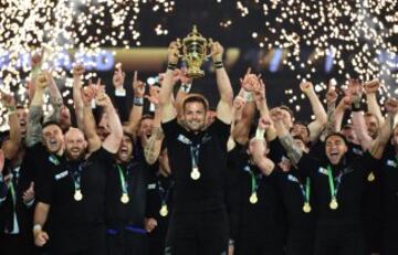 Nueva Zelanda levanta la Copa como campeones del Mundo. 