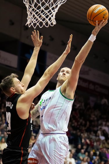 El Unicaja se estrella en Girona y se deja el liderato