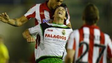 <b>DISPUTADO. </b>Castillo y Francis pelean por un balón aéreo, un lance que refleja el desarrollo del encuentro.