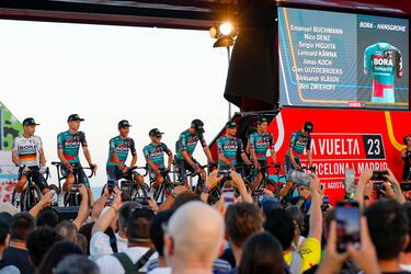 El equipo Bora Hansgrohe posa en el escenario de la plaza del Mar de Barcelona.