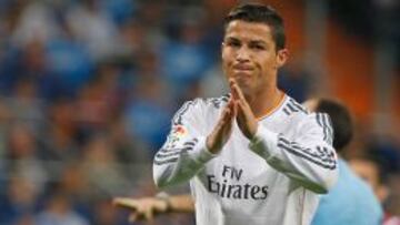 Cristiano pide perdón en un momento del partido frente al Atlético.