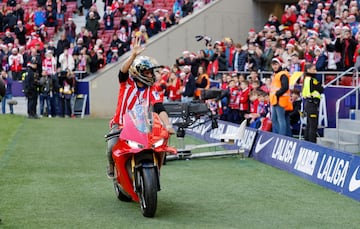 Jorge Martín saluda desde su moto a la afición del Atlético de Madrid.